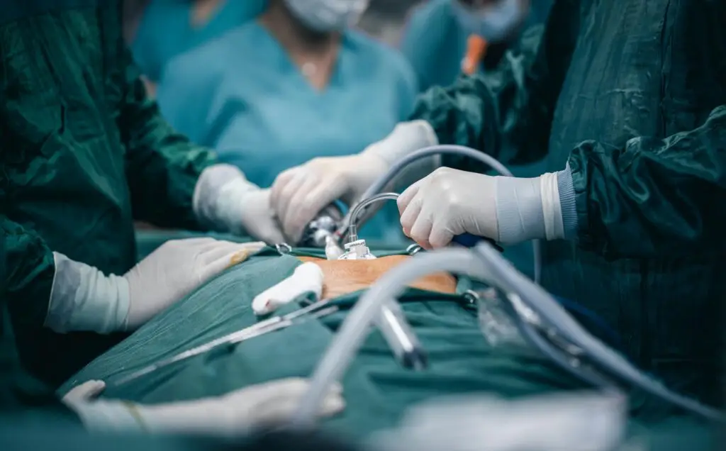 A detailed view of surgeons in action during bariatric surgery. Laparoscopic Roux-en-Y Gastric bypass.