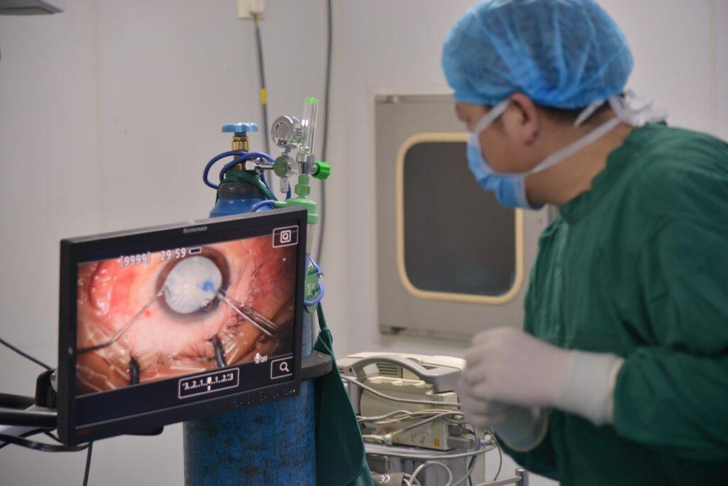 cataract rupture, cataract surgery, ophthalmologist, cataract operation, recovery after eye surgery, eye surgery care